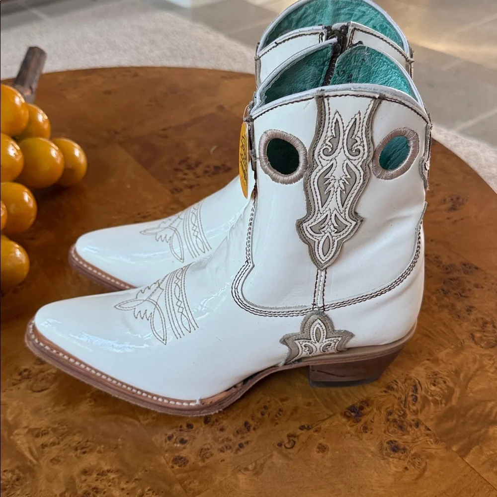 Corral cream colored western short booties. Size 7-1/2 - Picture 1 of 12
